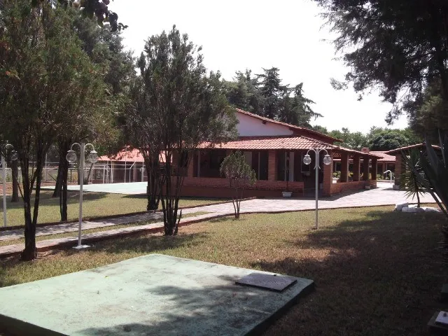 Sitio em condomínio fechado 2 casas, área gourmet, sauna, piscina e muito mais.