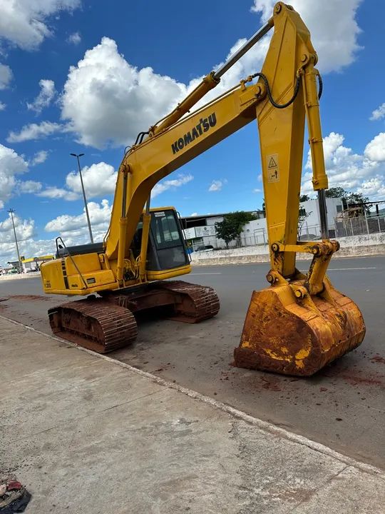 Escavadeira PC200 aluguel mensal diária 