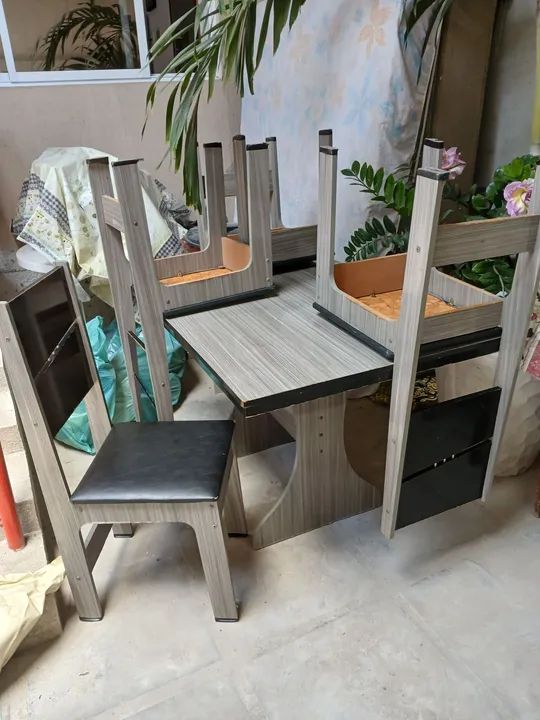 Mesa de fórmica cinza 