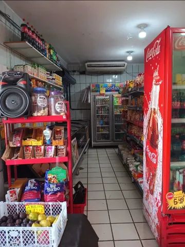 Passo loja de frios e mercado.