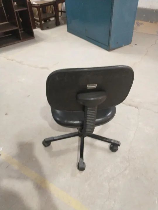 Cadeira de escritório fixa estofada s/ braços em Couro Ecológico / Aço Preto - Foto 3