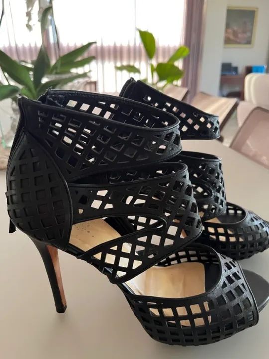 Sandália preta Marca Le Lis Brancs numero 39 usada uma unida vez favor ligar  - Foto 3