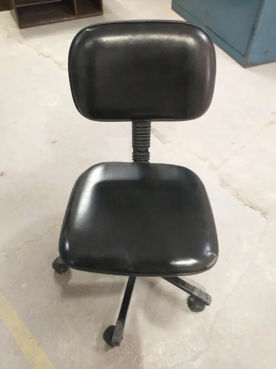 Cadeira de escritório fixa estofada s/ braços em Couro Ecológico / Aço Preto