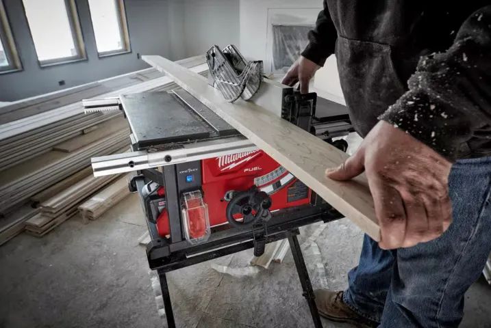 Serra de mesa - Milwaukee com ratreado ( Bateria )