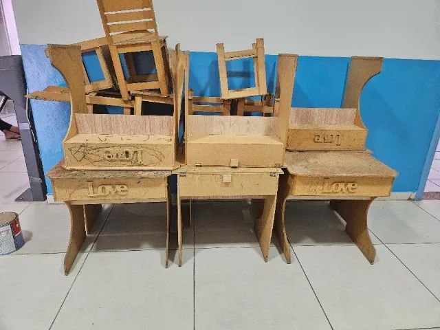 7 cadeirinhas e 7 mesinhas