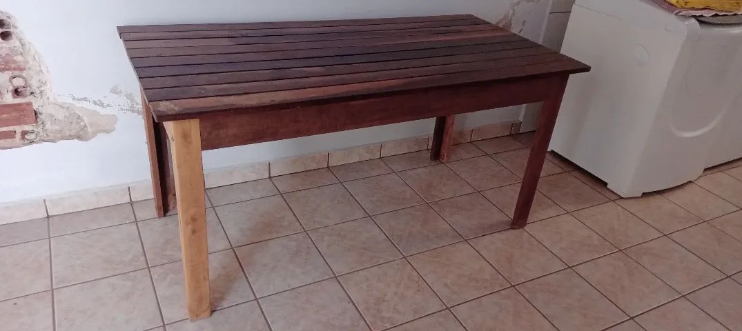 Mesa em madeira com 05 cadeiras. - Foto 3