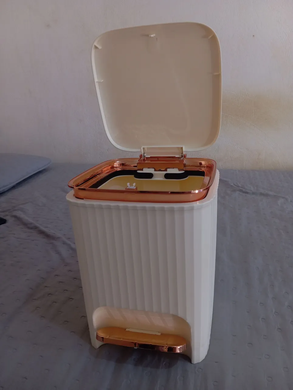 Lixeira de Banheiro com Pedal Elegante