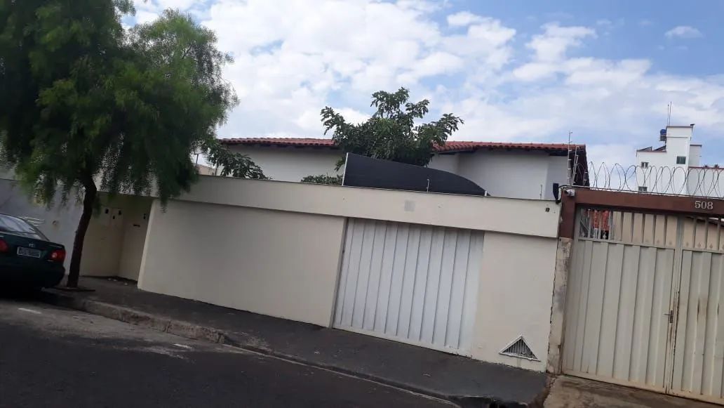 Casa Saraiva 3/4 sendo 1 suíte e Edícula 