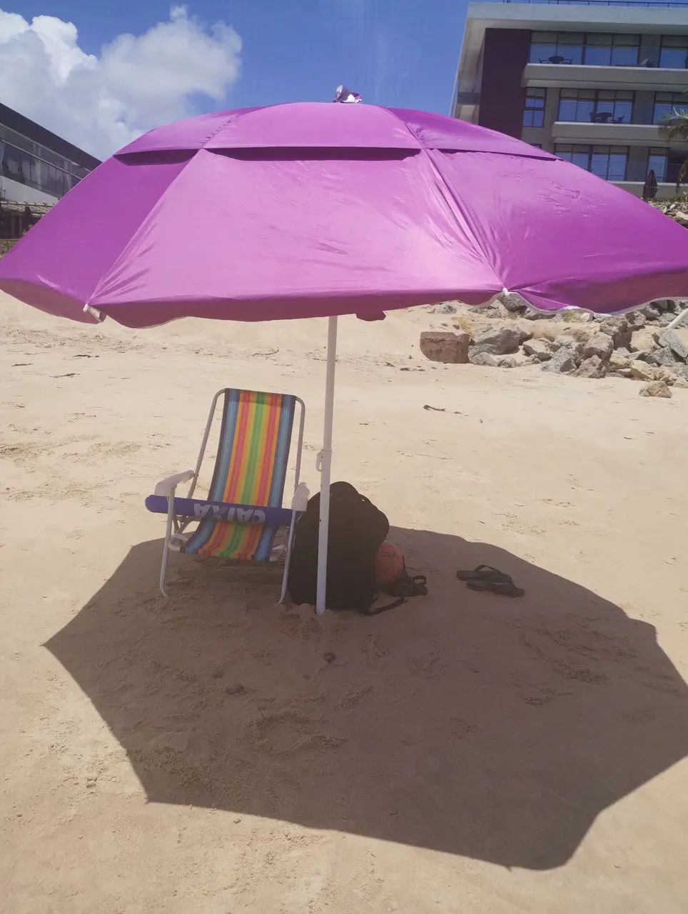 Cadeira de praia dobrável colorida com guarda sol