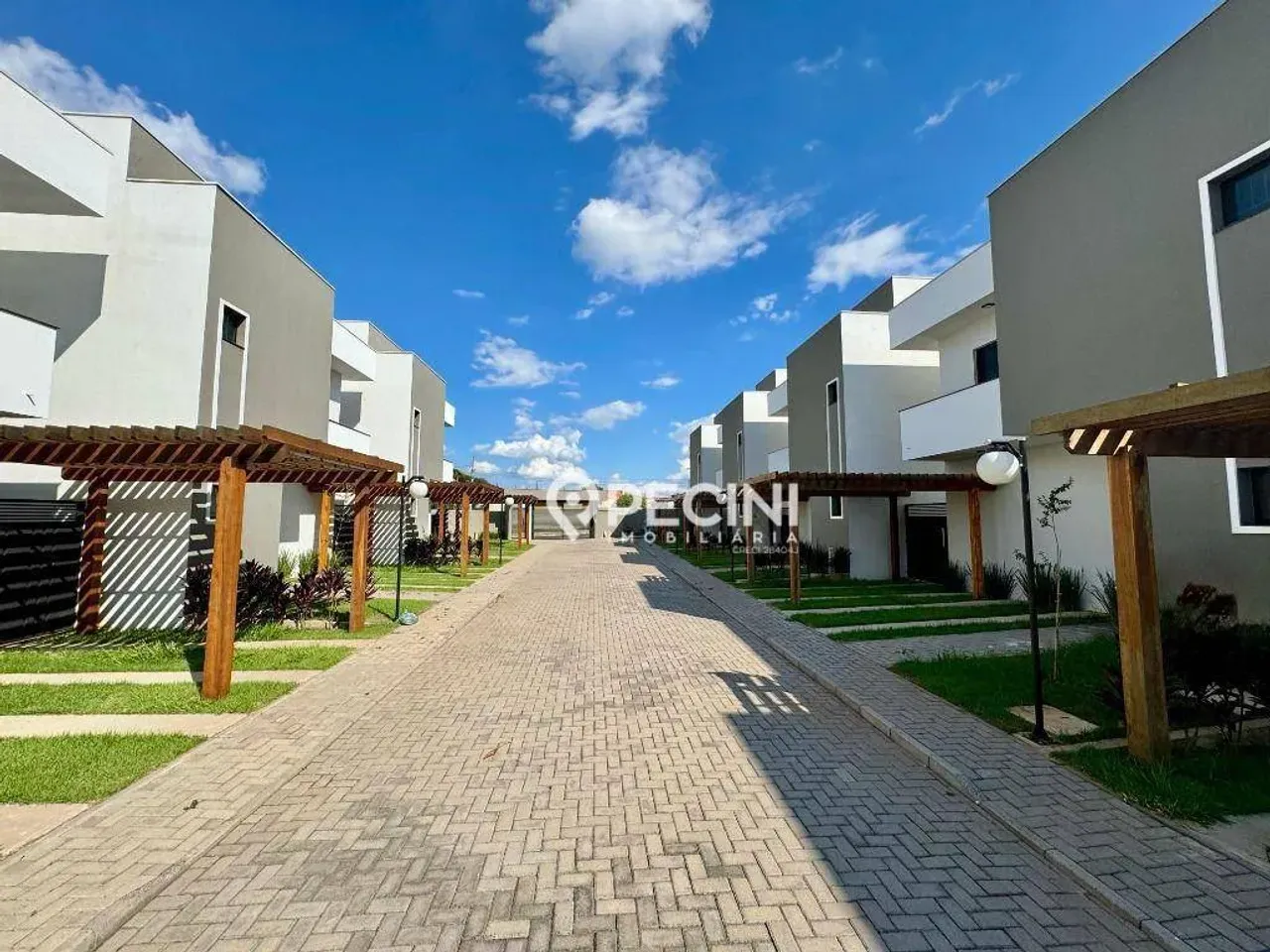 Casa com 2 quartos, no Centro de Corumbataí.