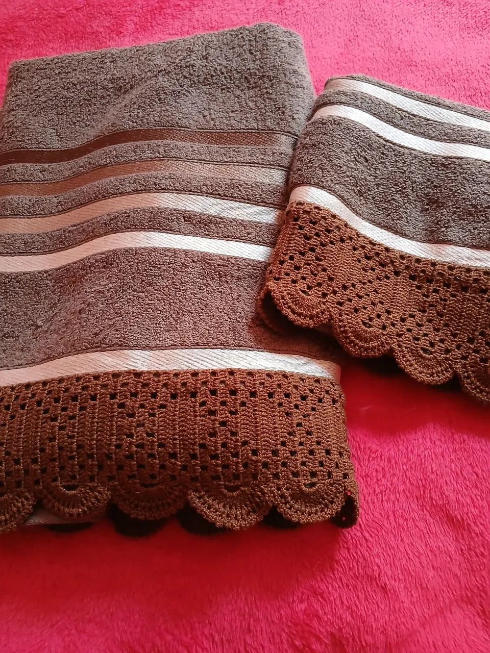 Conjunto de toalhas bordadas à mão 