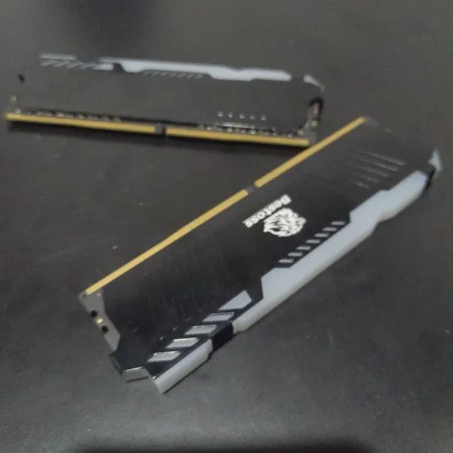 Memória Ram 2x de 16GB (32GB total) 3200MHz - RBG + Dissipador. Semi-nova, 100% funcional