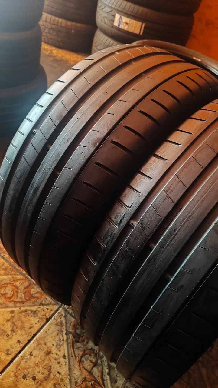 Pneu 255/45/19 kumho seminovos 2pneus $400 cada avista