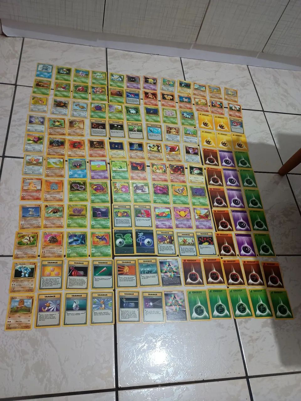 130 cartas pokemon de set 62 Fossil, 102 coleção básica, 64 selva, 82 rockets, e duas 101