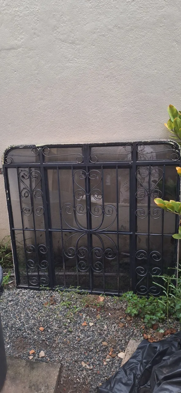 Janela de ferro com design ornamental