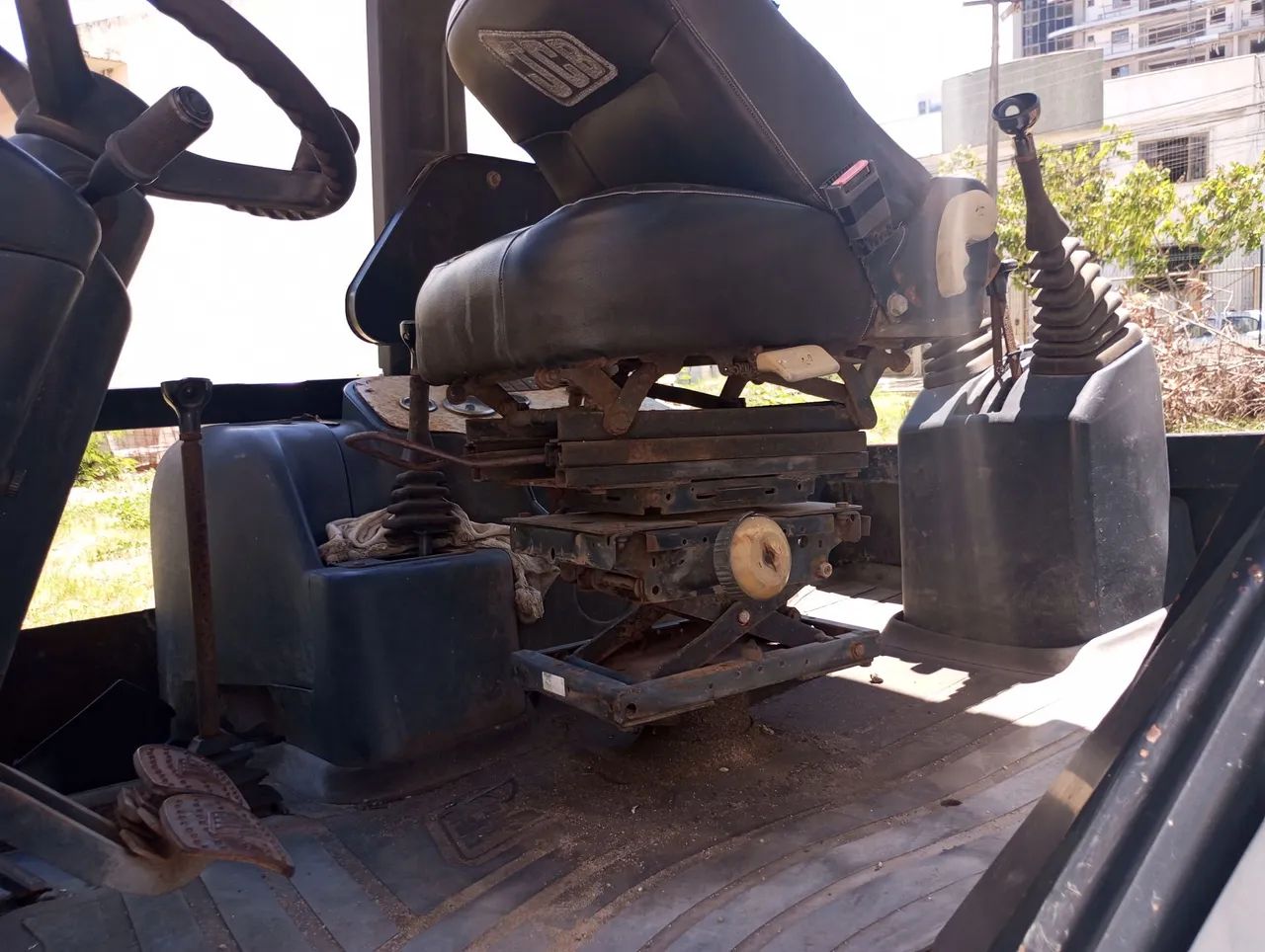 Vendo ótima retroescavadeira  - Foto 6