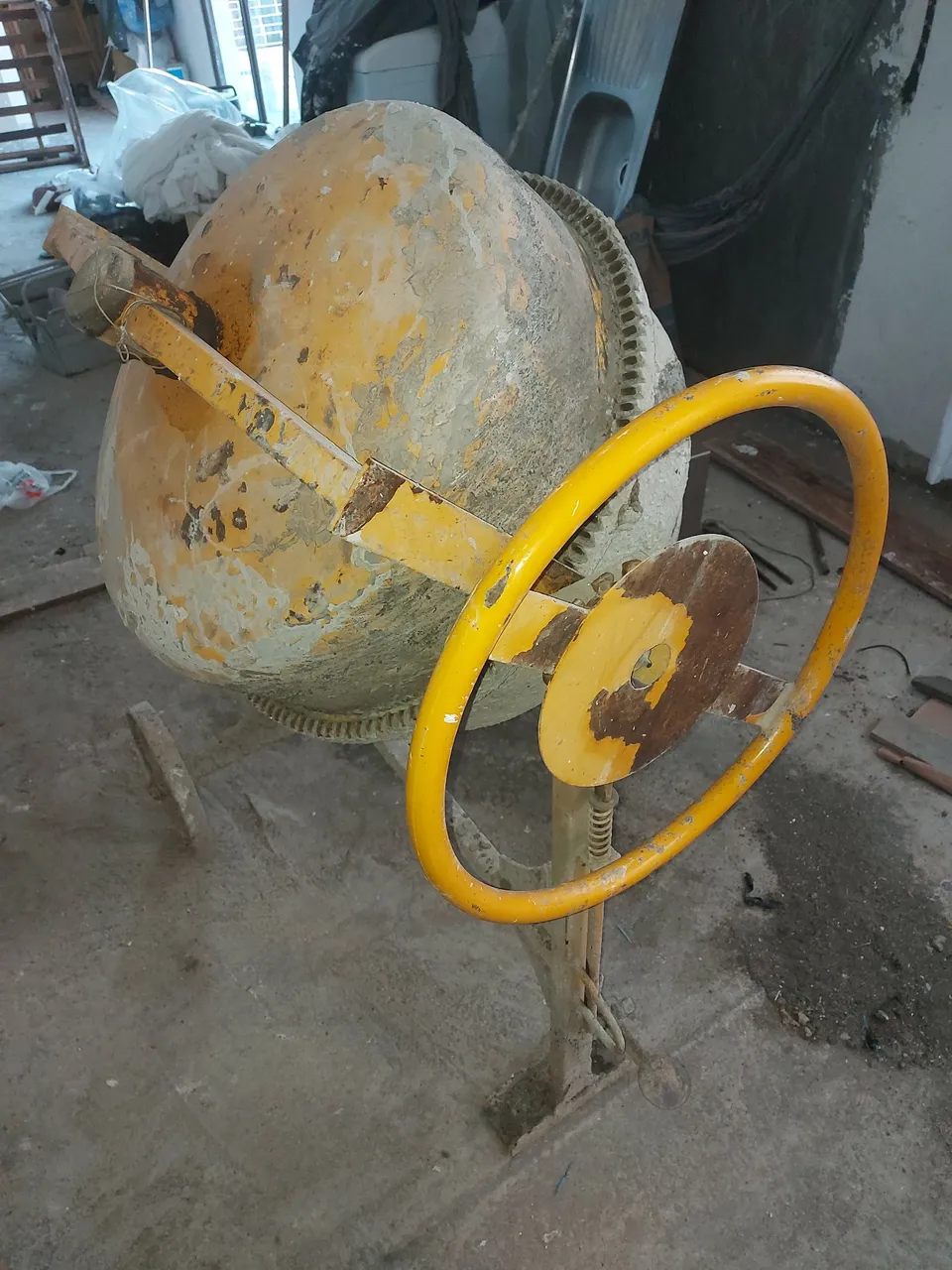 Betoneira Amarela - Ideal para construção