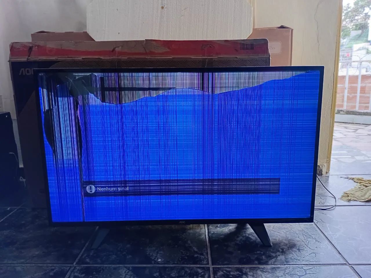 TV AOC LED 43 polegadas com tela trincada - Foto 2