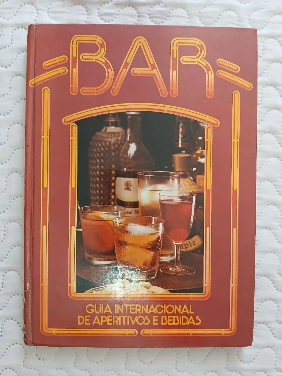 LIVRO "BAR GUIA INTERNACIONAL DE APERITIVOS E BEBIDAS"