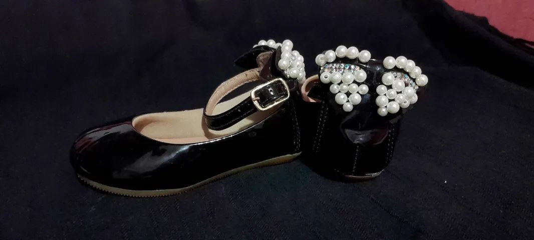 Sandália infantil com pérolas 