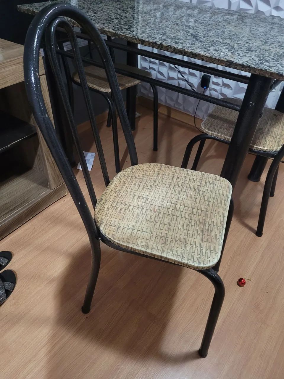 Mesa usada com três cadeiras  - Foto 2