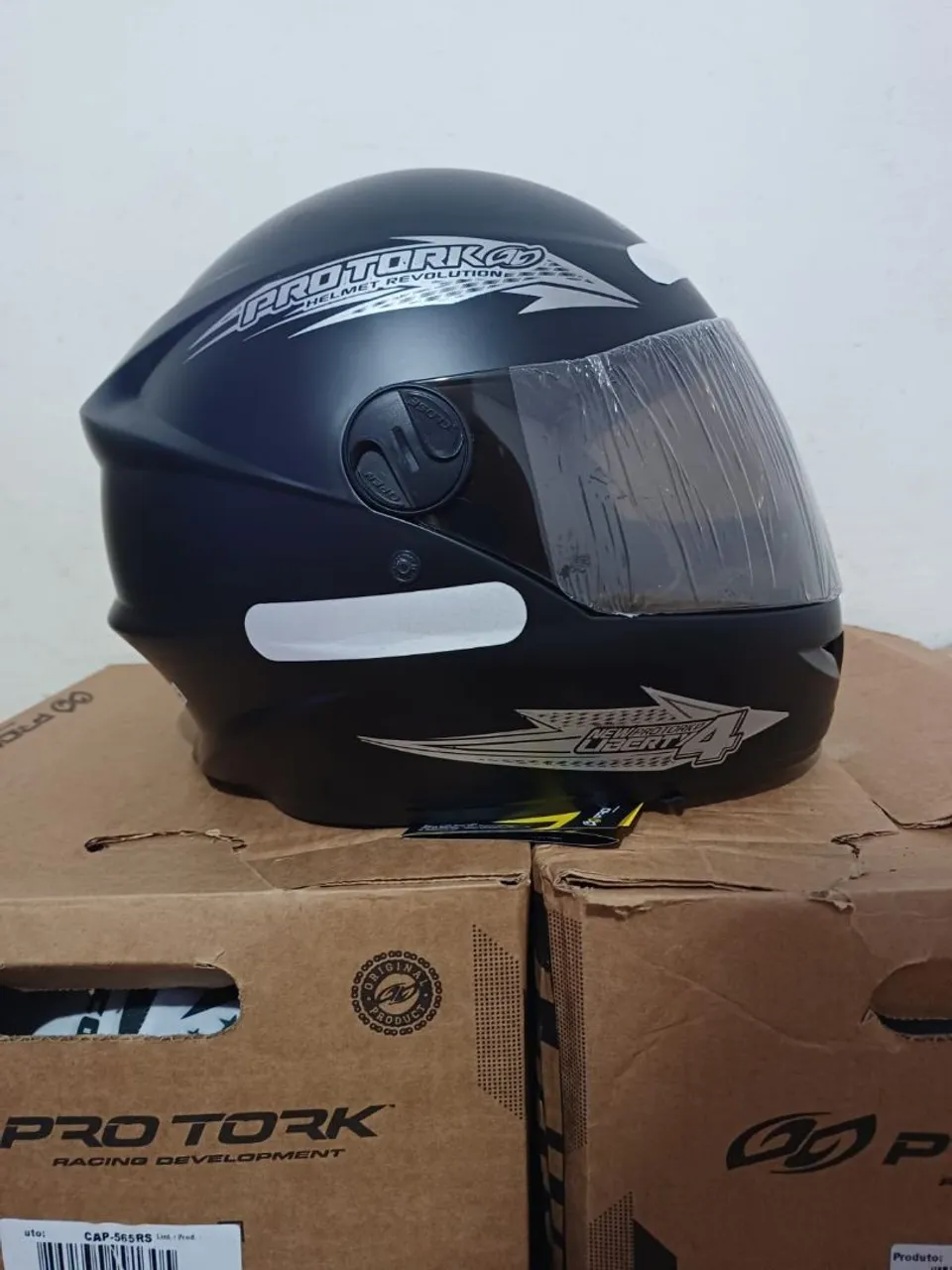 Capacete Pro Tork Liberty 4 preto fosco com a viseira fumê