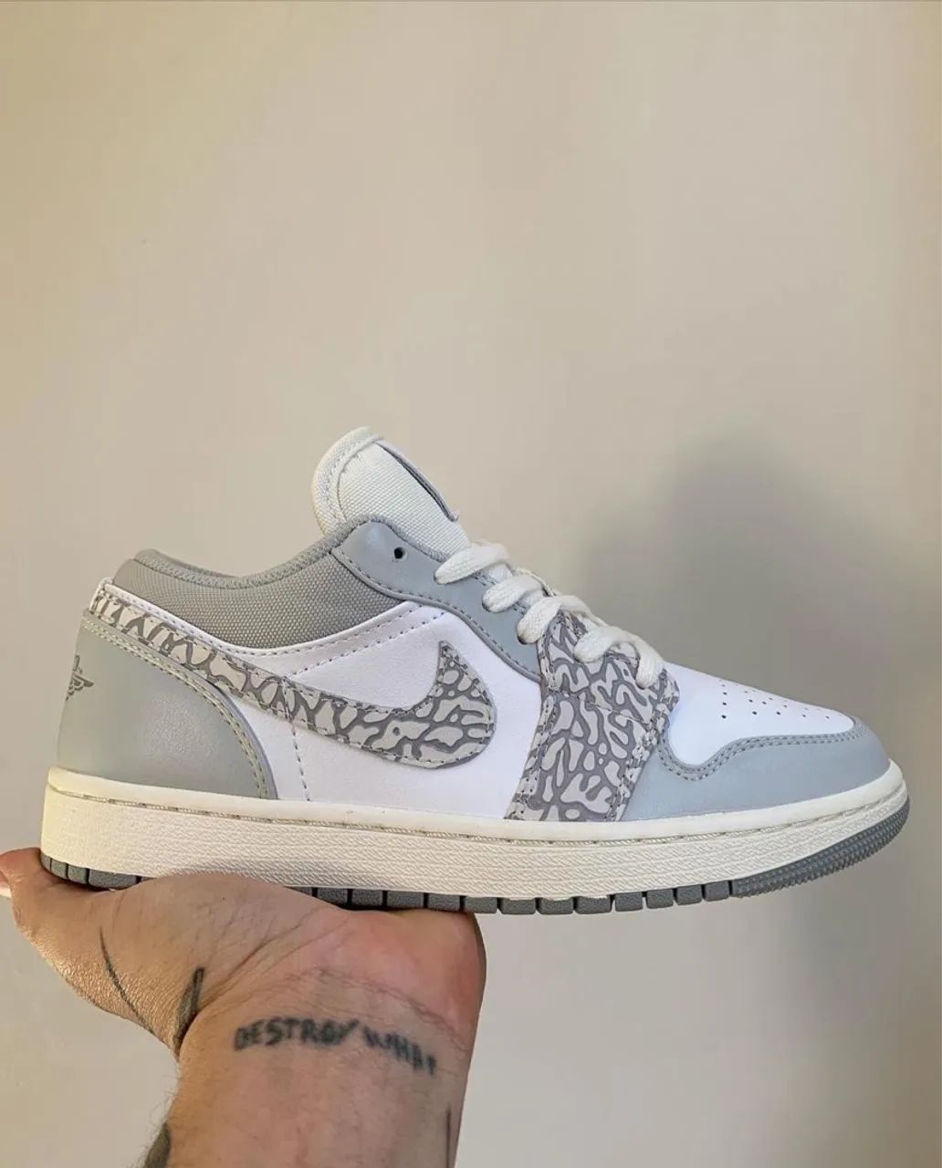 Tênis Air Jordan 1 Low - Cinza e Branco