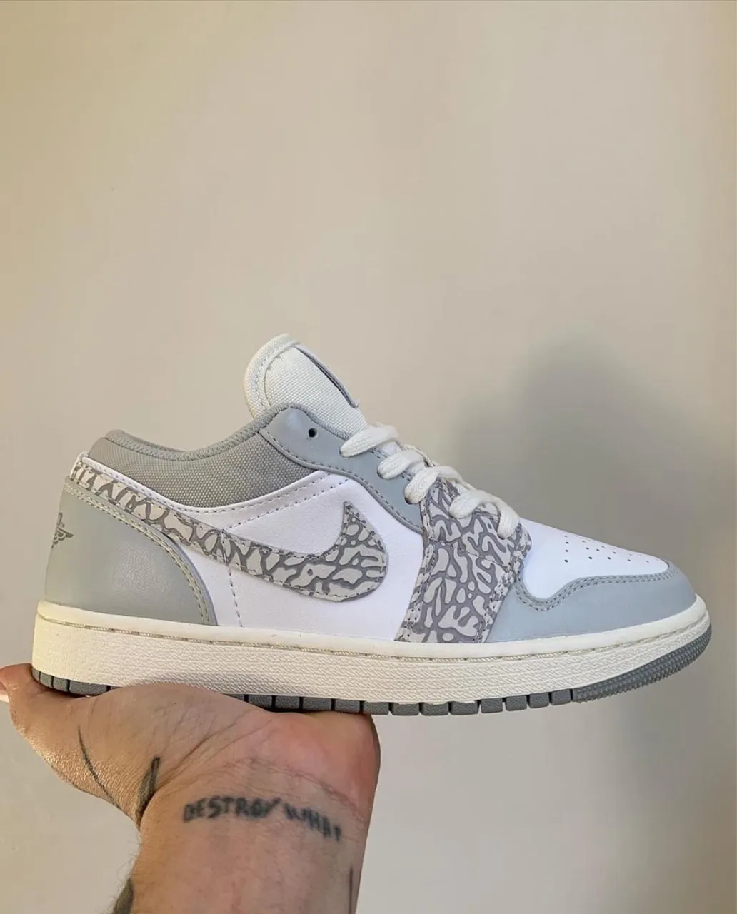 Tênis Air Jordan 1 Low - Cinza e Branco