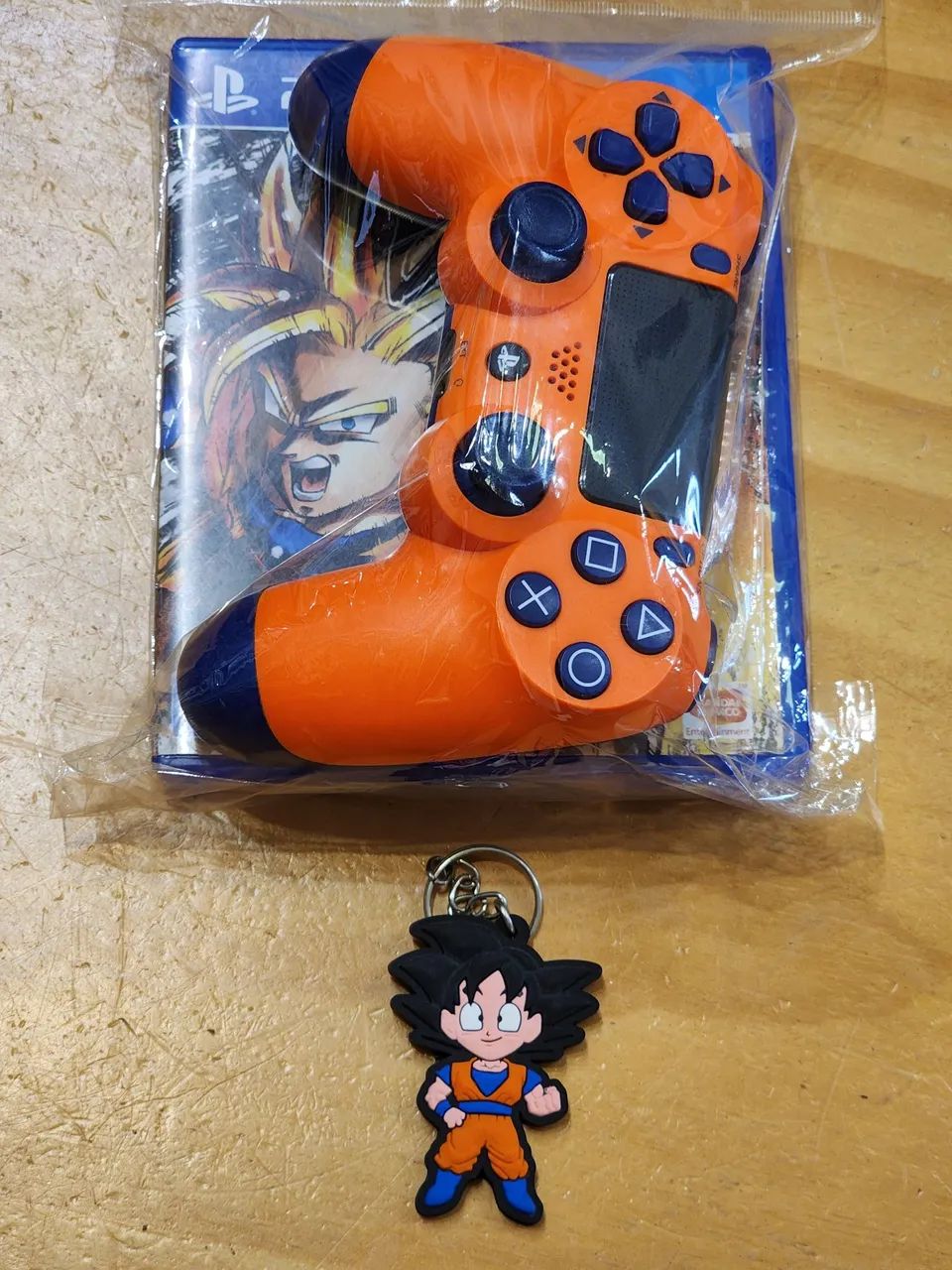 Controle PS4 Dragon Ball Z laranja com jogo e chaveiro