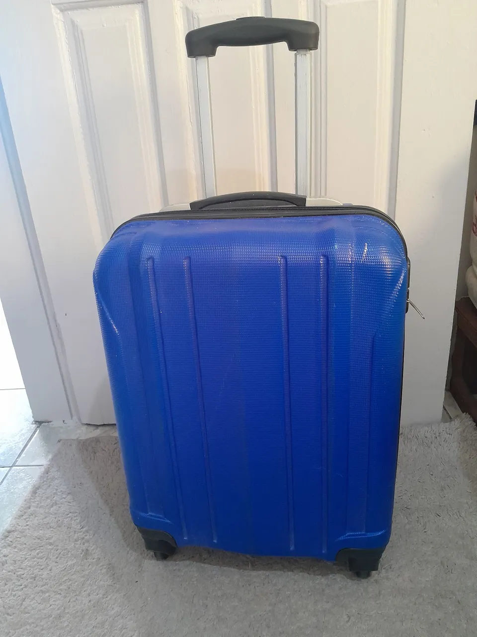 Mala de viagem azul com rodinhas
