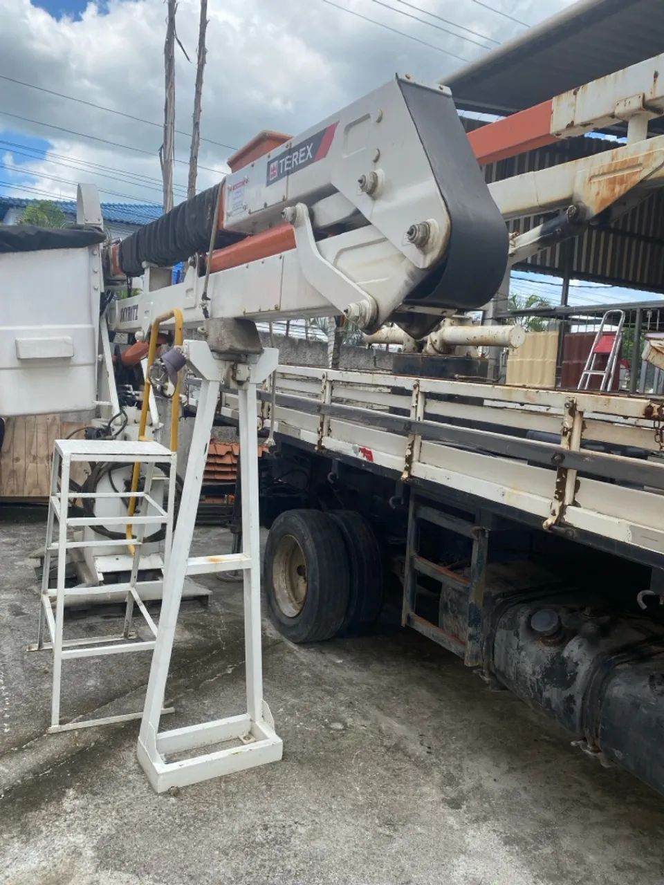 VENDO CESTO AÉREO 10M ISOLADO - Foto 2