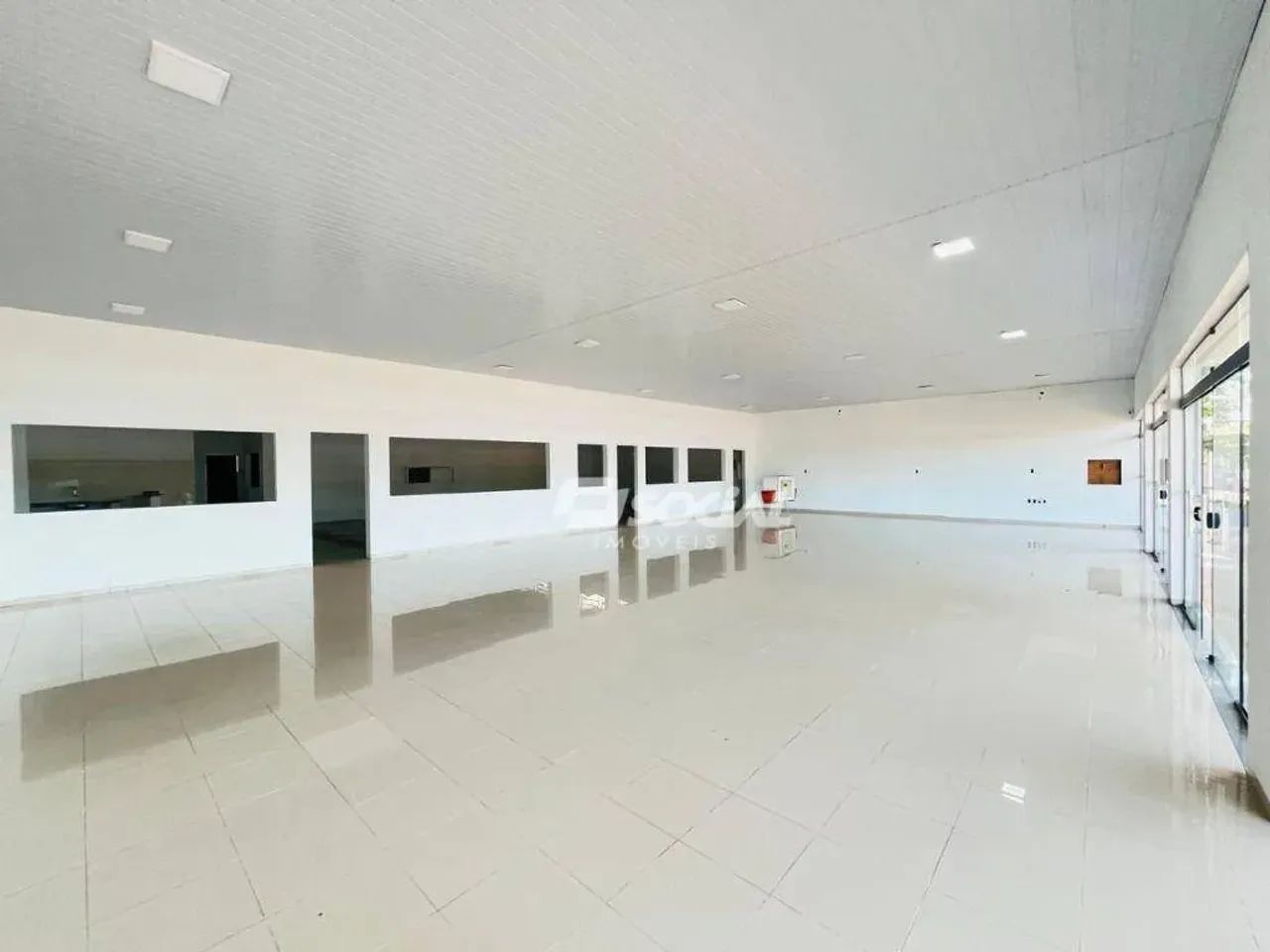 Amplo Galpão comercial recém reformado para locação com estacionamento privativo e pátio d - Foto 5