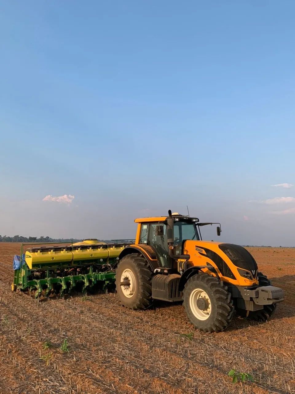 Trator Valtra BH194 Hitech com Semeadeira