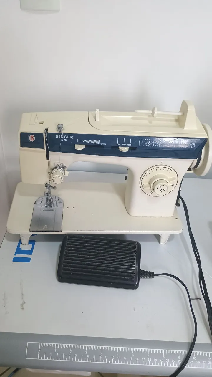 Máquina de Costura Singer 875