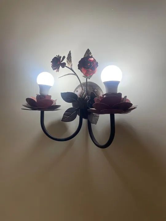 Lustre de parede com flores em metal