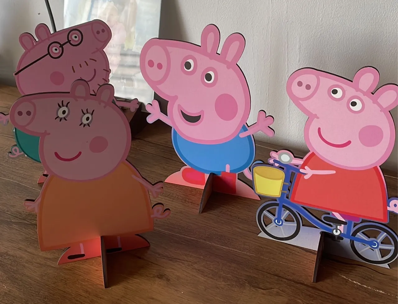 Painel Peppa Pig - Decoração usado 1 vez + 4 display de mesa em mdf R$40,00.