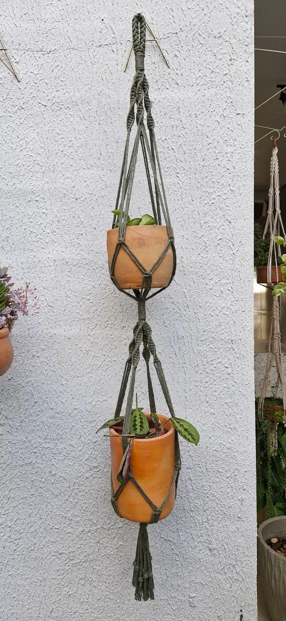 Suporte de macramê duplo para plantas - Cabe 2 vasos - Foto 4