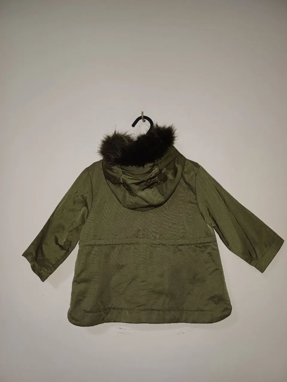Casaco infantil verde com capuz de pele semi-novo - Foto 2