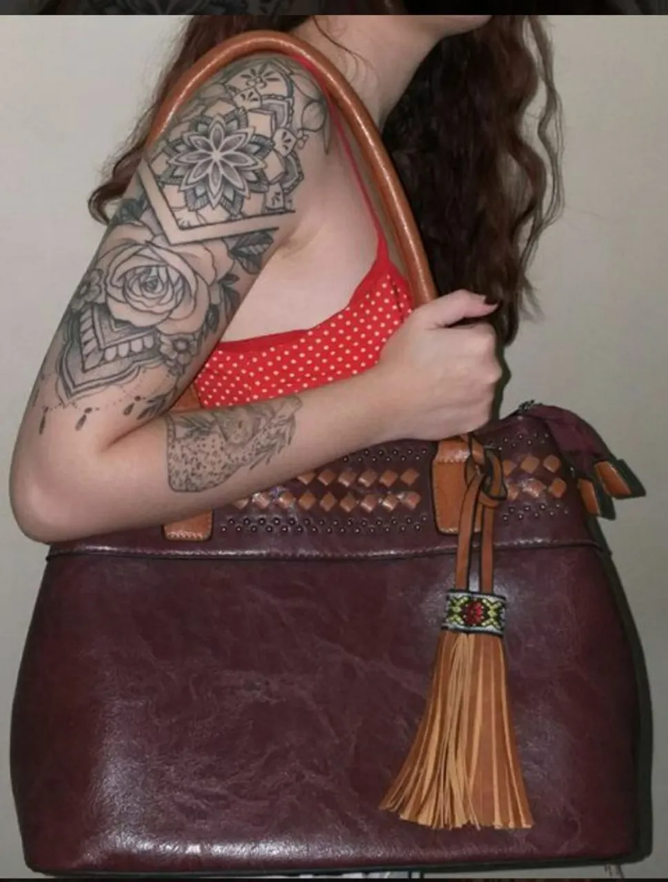 Bolsa de Ombro bordô com Detalhes Artesanais