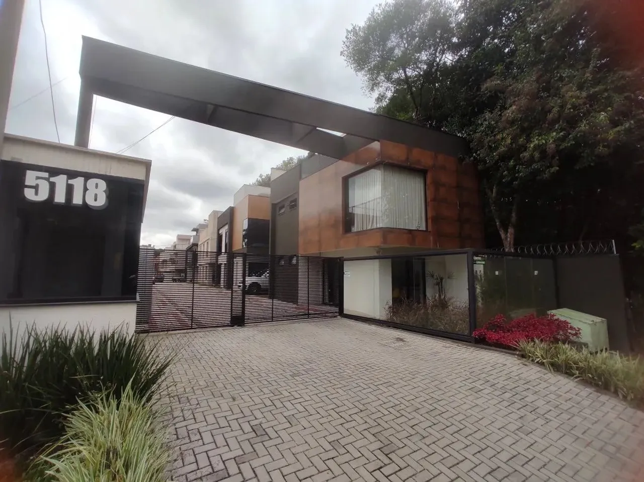 Casa nova em Condominio fechado para locação arquitetura moderna 191 m2 - Santa Felicidade