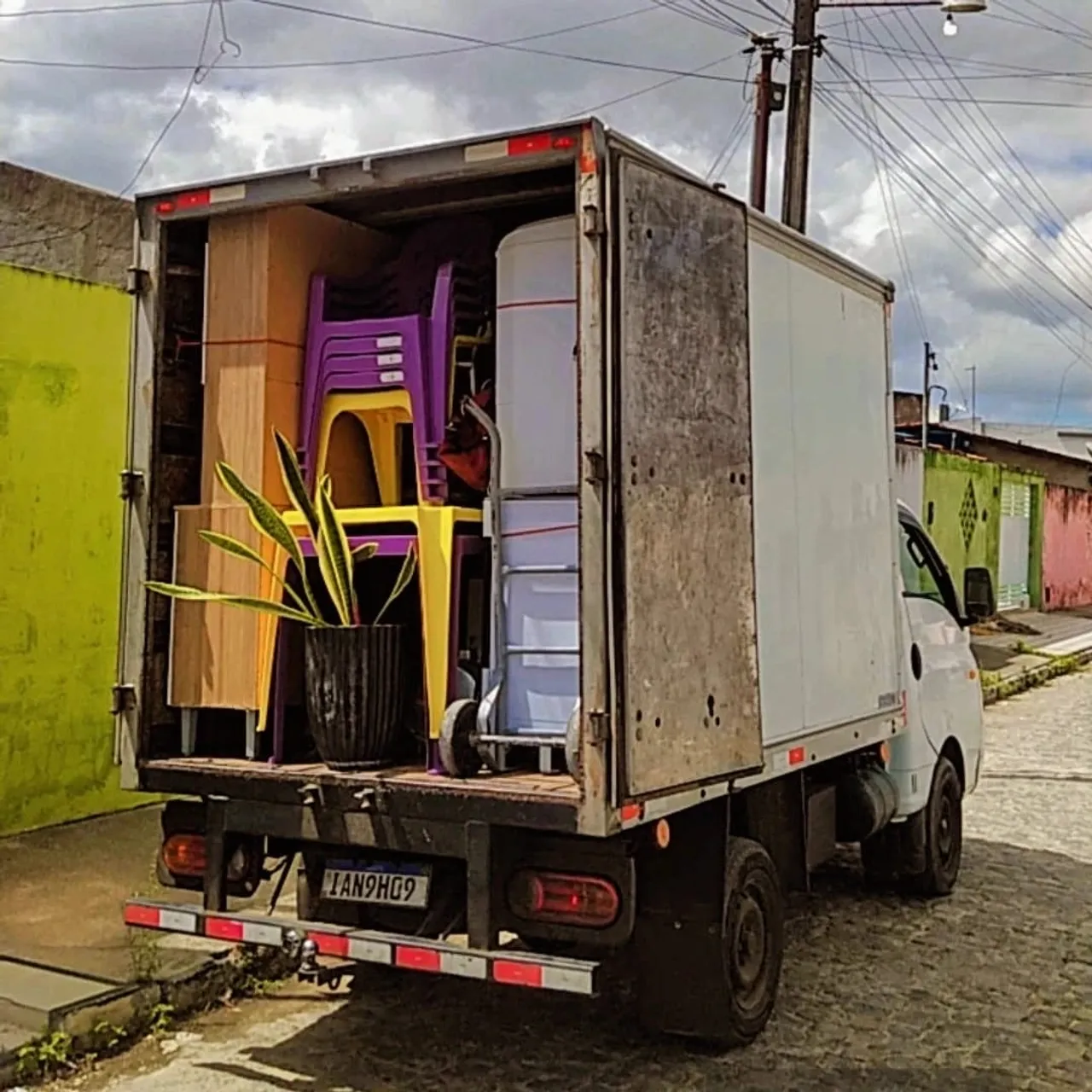 Frete fretes e mudanças em caminhão baú pequeno.