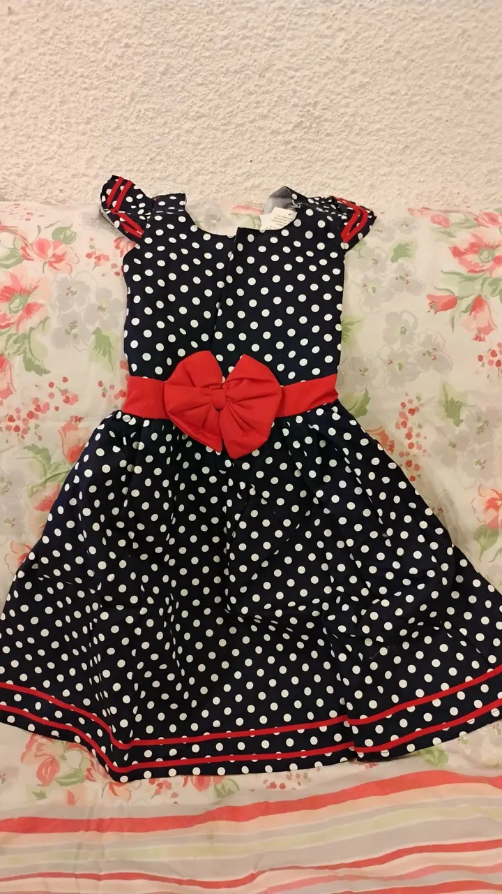 Vestido Azul Marinho com Poás Brancos.