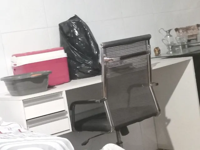 Mesa de escritório com 2 gavetas 300,00 cadeira 300,00 os 2 por 500, *