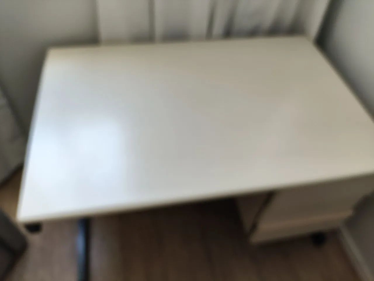 Mesa para escritório com gavetas bege - Foto 2