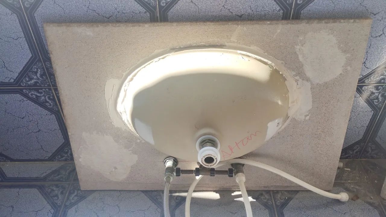 Pia de banheiro em ótimo estado, 80cm de largura e 55cm de profundidade.