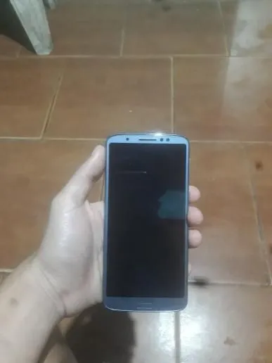 Moto G6 plus acompanha um carregador turbo power.