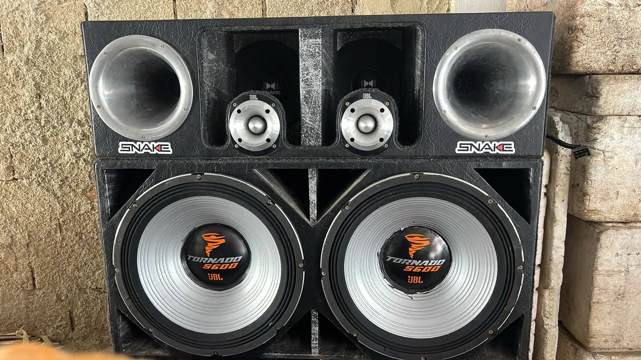 Caixa de Som Potente JBL Tornado e Snake