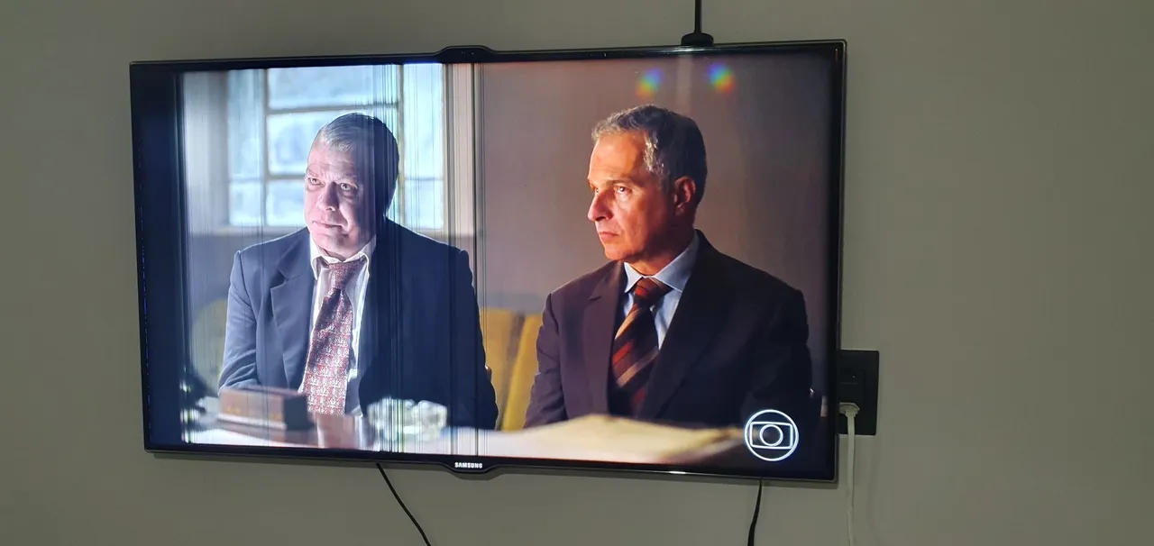 TV Samsung com defeito na tela e no som.