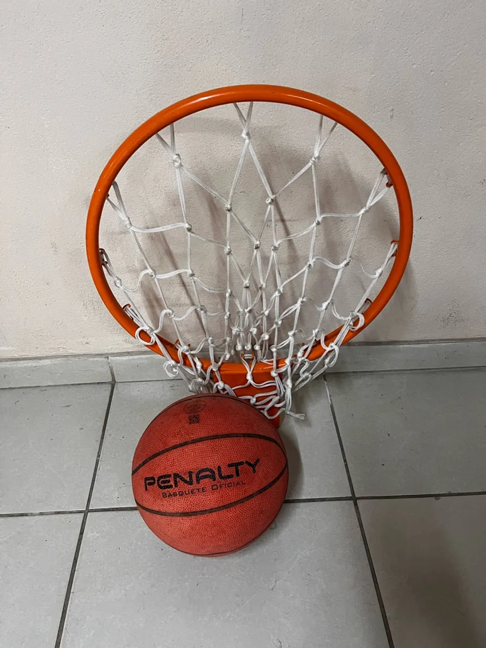 Bola e aro de basquete