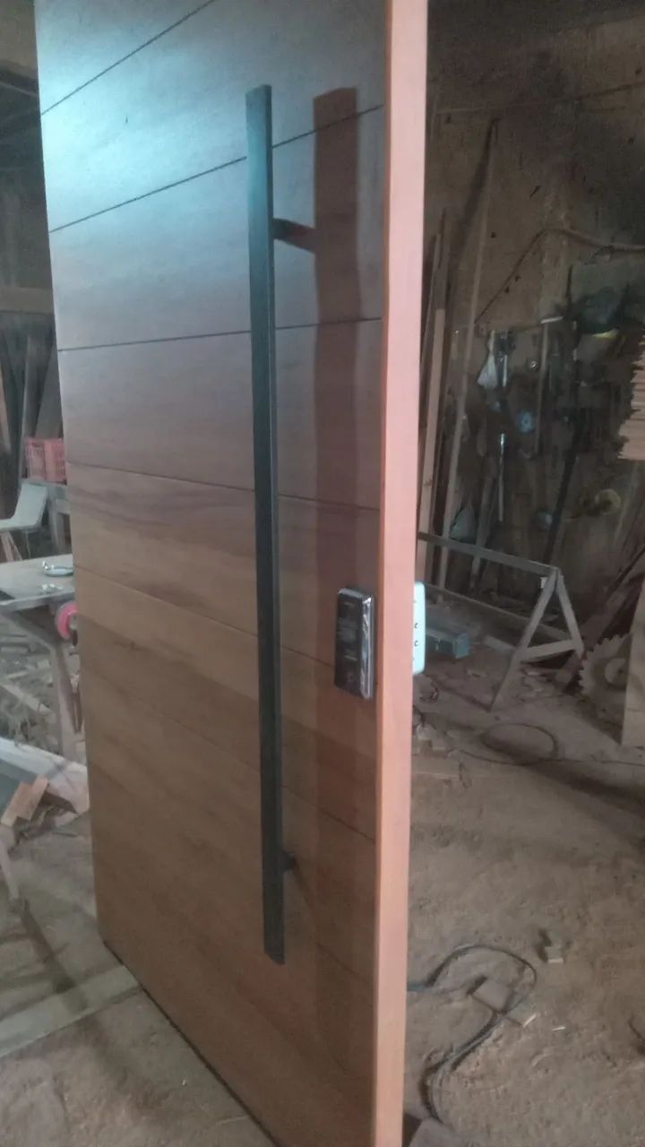 Porta pivotante completa e instalada 
